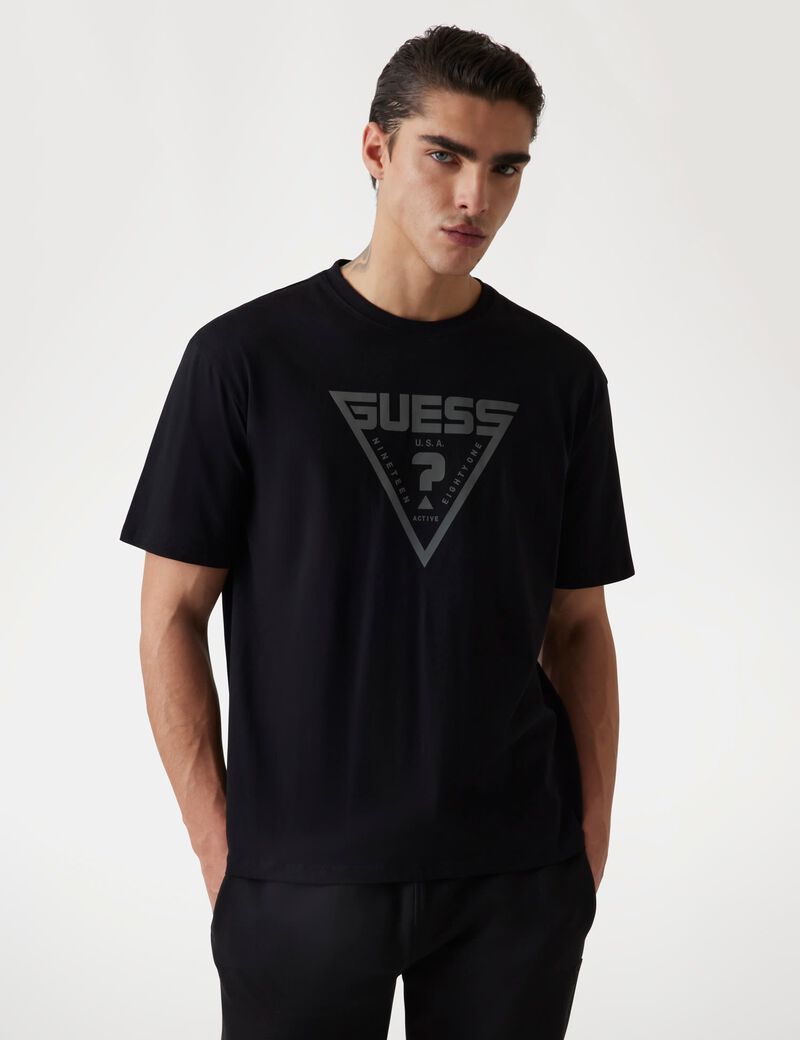 تي شيرت بشعار مثلث