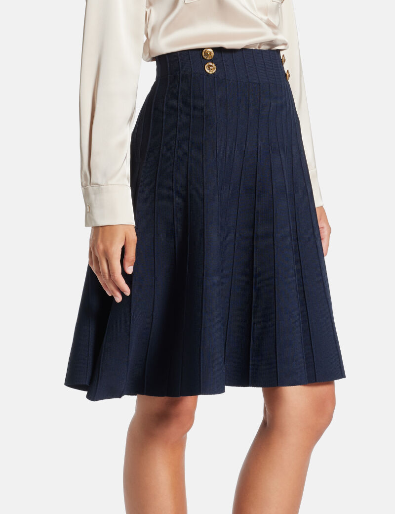 تنورة صوفية صغيرة مطوية