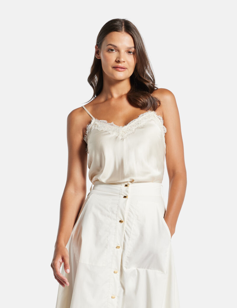 قميص داخلي من الدانتيل