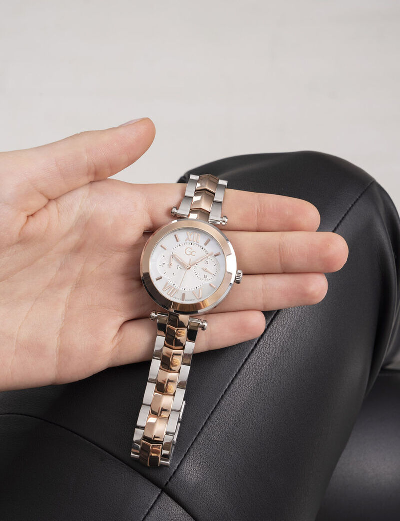 ساعة يد تُظهر اليوم والتاريخ GC