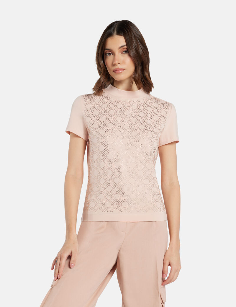 تي شيرت بسلسلة بشعار الماركة على كامل التصميم