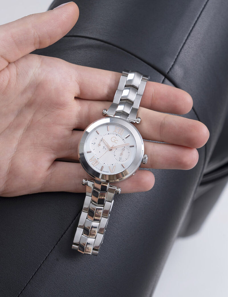 ساعة يد تُظهر اليوم والتاريخ GC