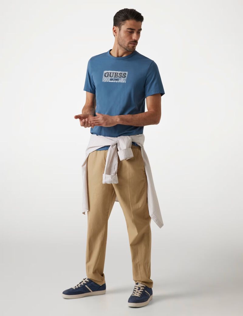 تي شيرت بشعار أمامي