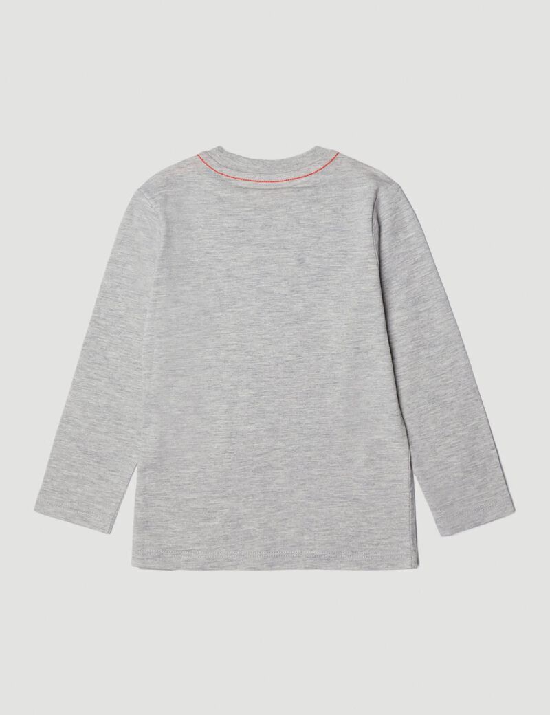 تيشيرت مع أكمام بشعار العلامة على شكل مثلث