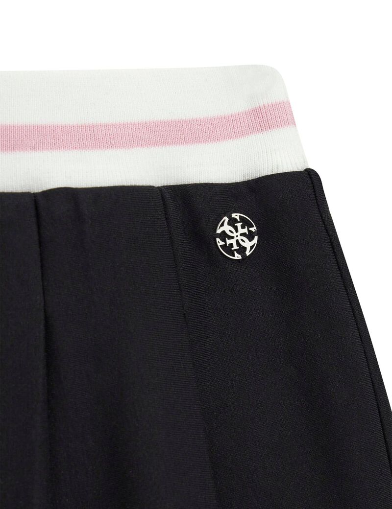 تنورة قصيرة مطوية