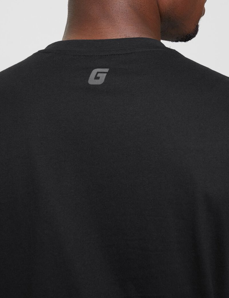 تي شيرت بشعار مثلث