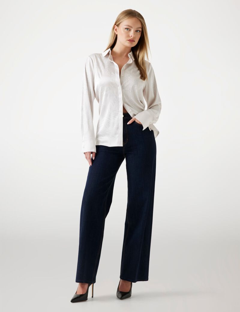 قميص ساتان بقصّة ضيقة