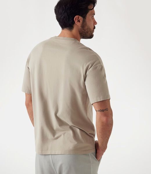 تي شيرت بشعار بقصّة عادية