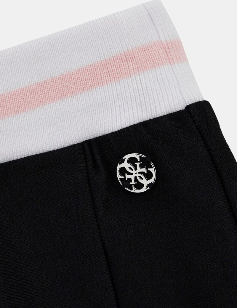 تنورة قصيرة مطوية