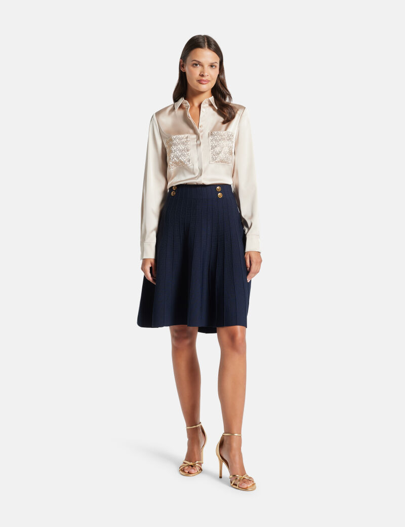 تنورة صوفية صغيرة مطوية