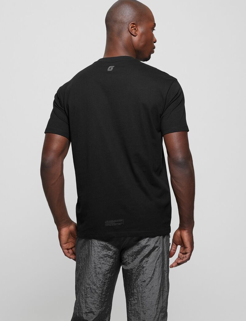 تي شيرت بشعار مثلث