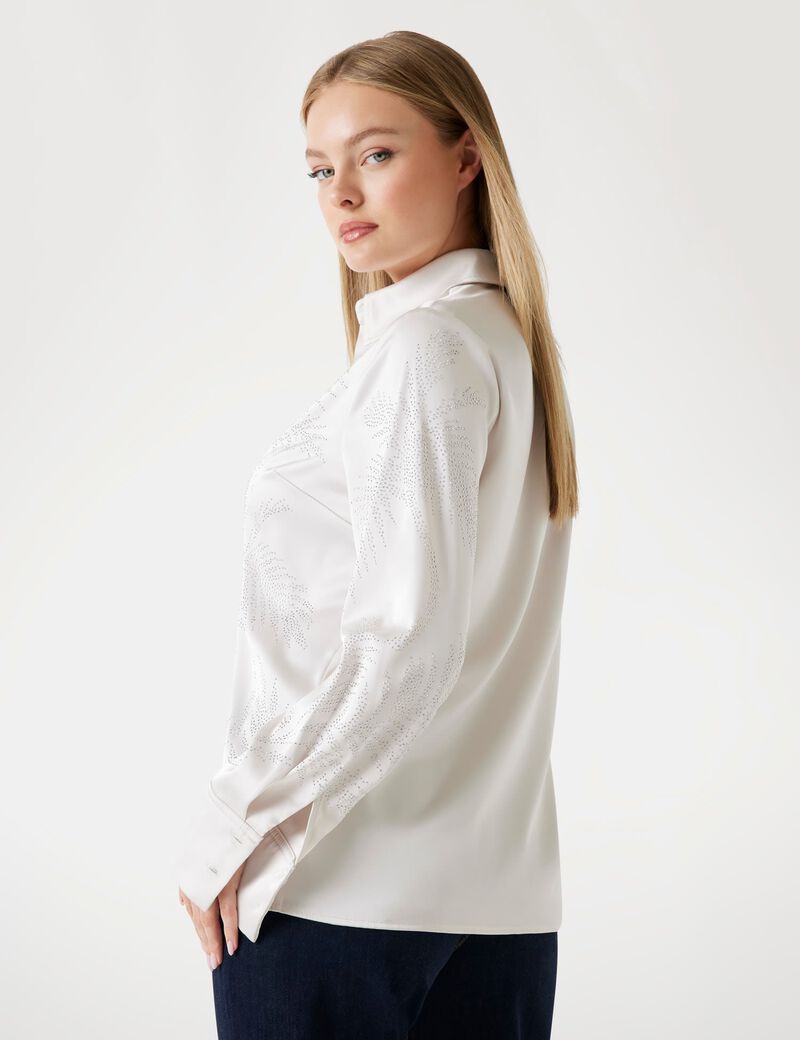 قميص ساتان بقصّة ضيقة