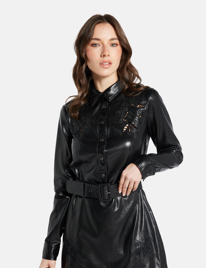 فستان قصير من الجلد الصناعي