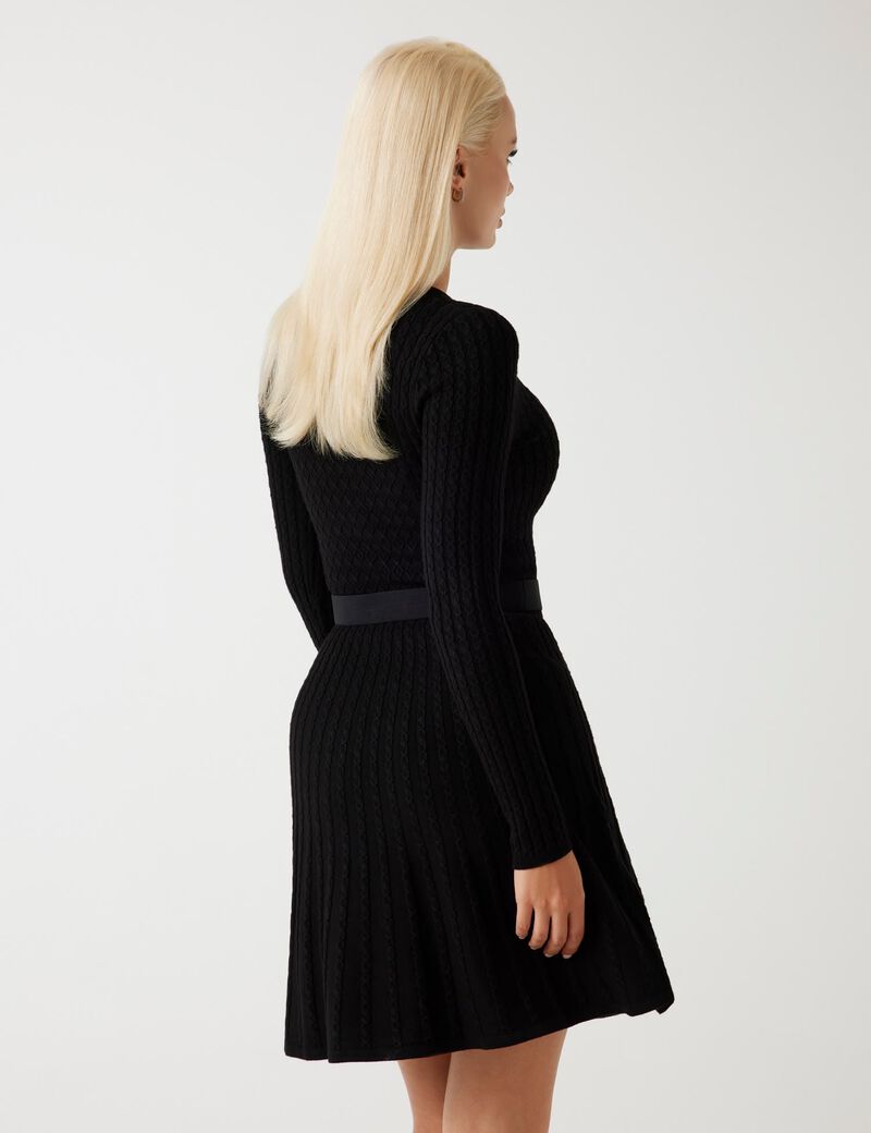 فستان محبوك بتصميم الكابل