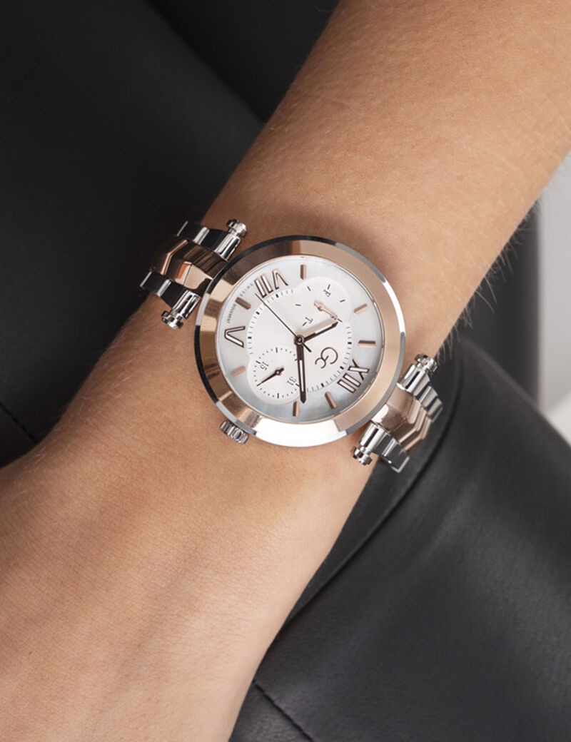 ساعة يد تُظهر اليوم والتاريخ GC