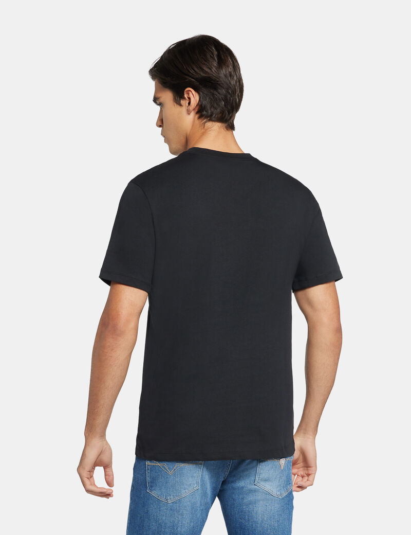 تي شيرت بشعار أمامي