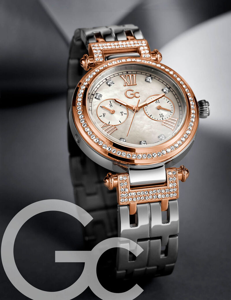 ساعة يد مُرصَّعة بالكريستال باللونين الفضي والذهبي الوردي Gc