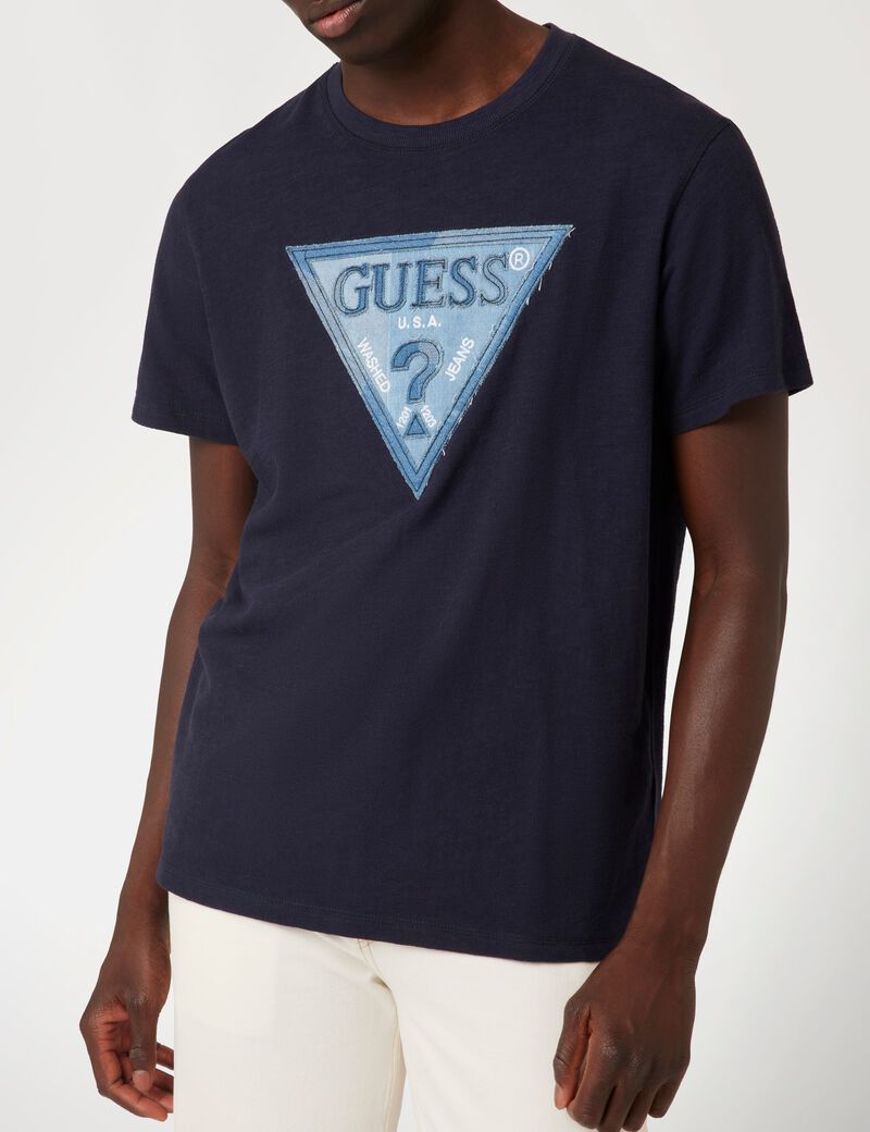 تي شيرت بشعار مثلث