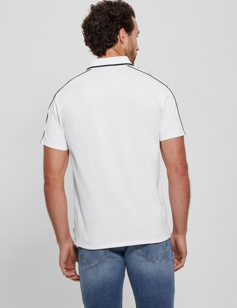 قميص بولو بأشرطة الشعار