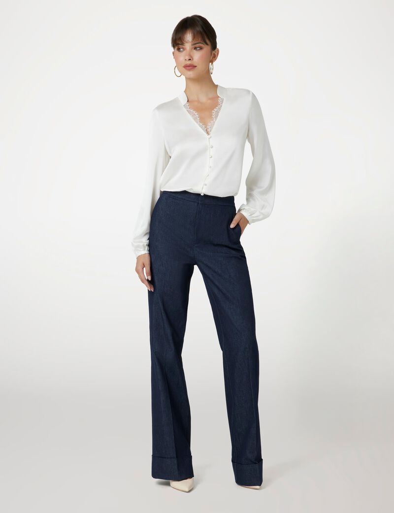 بلوزة مارسيانو مزينة بالدانتيل