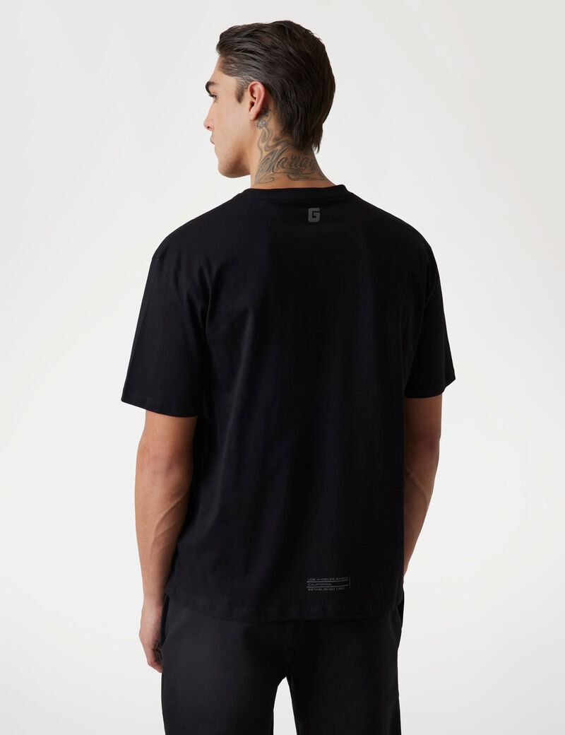 تي شيرت بشعار مثلث