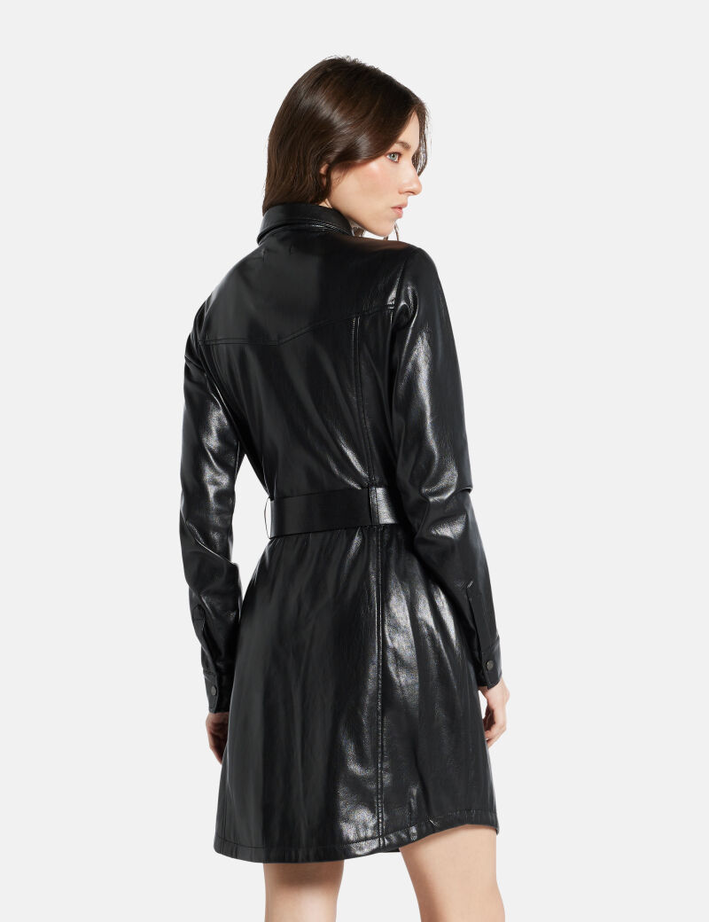 فستان قصير من الجلد الصناعي