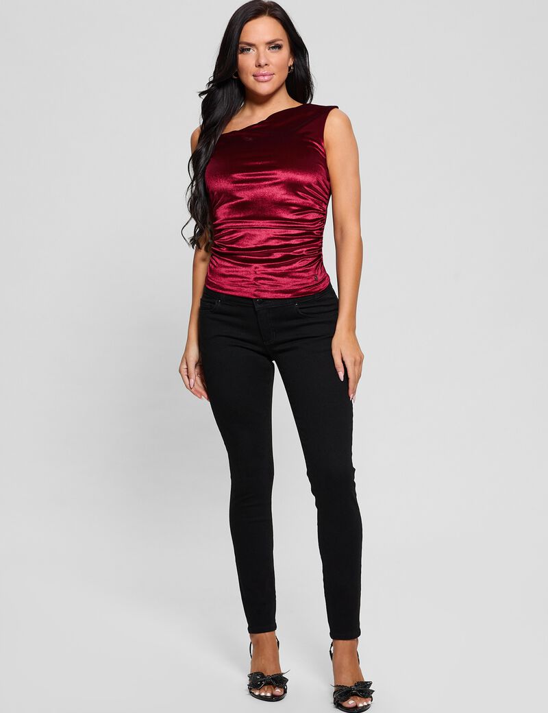 بلوزة مخملية برقبة غير متماثلة