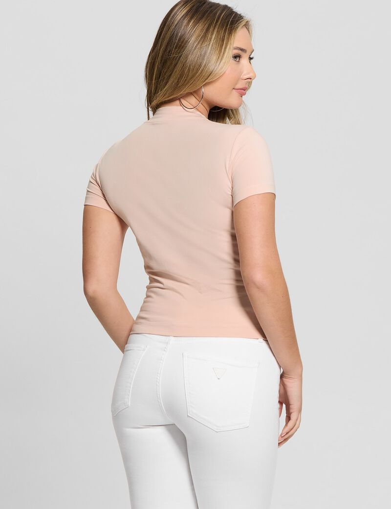 تي شيرت بسلسلة بشعار الماركة على كامل التصميم