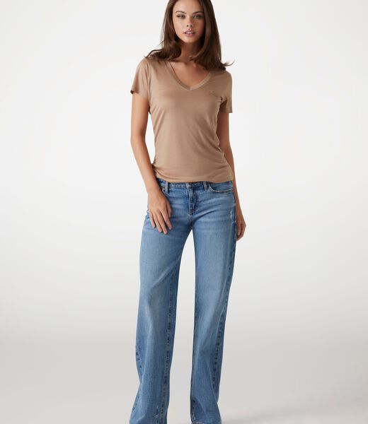 تي شيرت بفتحة رقبة على شكل حرف V