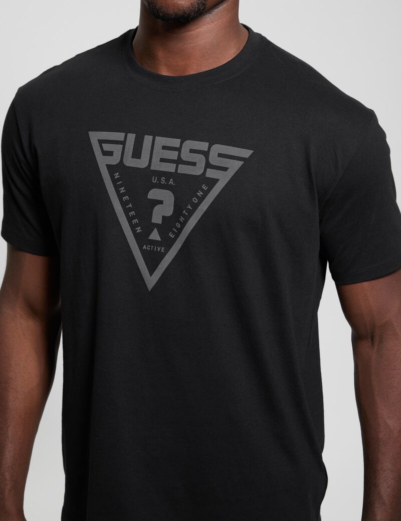 تي شيرت بشعار مثلث