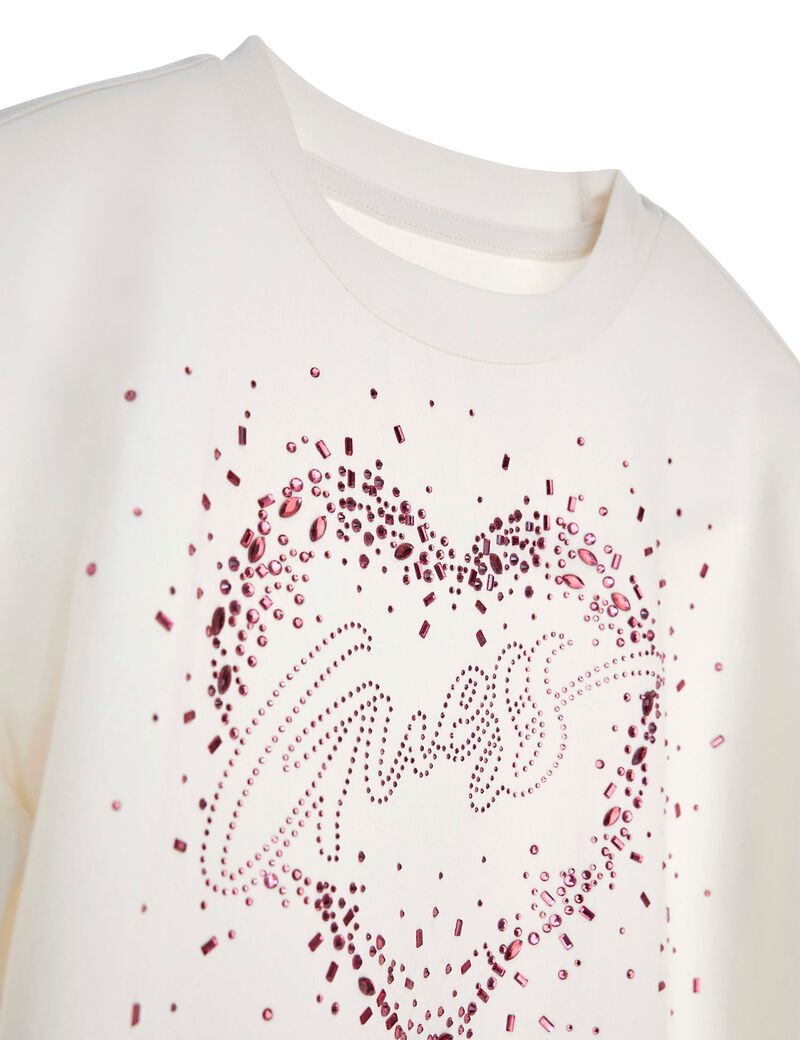 تيشيرت بأحجار الراين وشعار الماركة في الامام