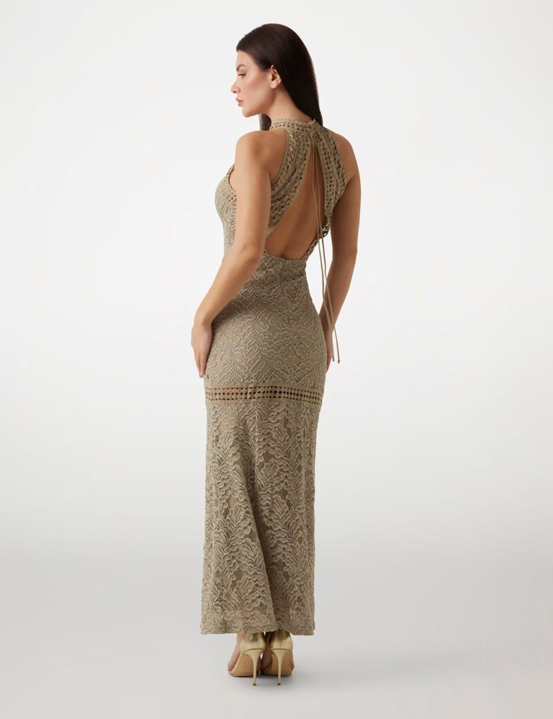 فستان طويل ضيق من الدانتيل