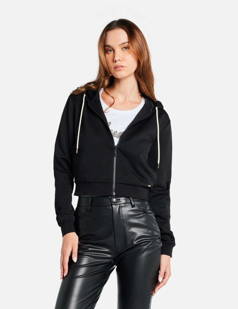 هودي بسحاب كامل وشعار على كامل التصميم