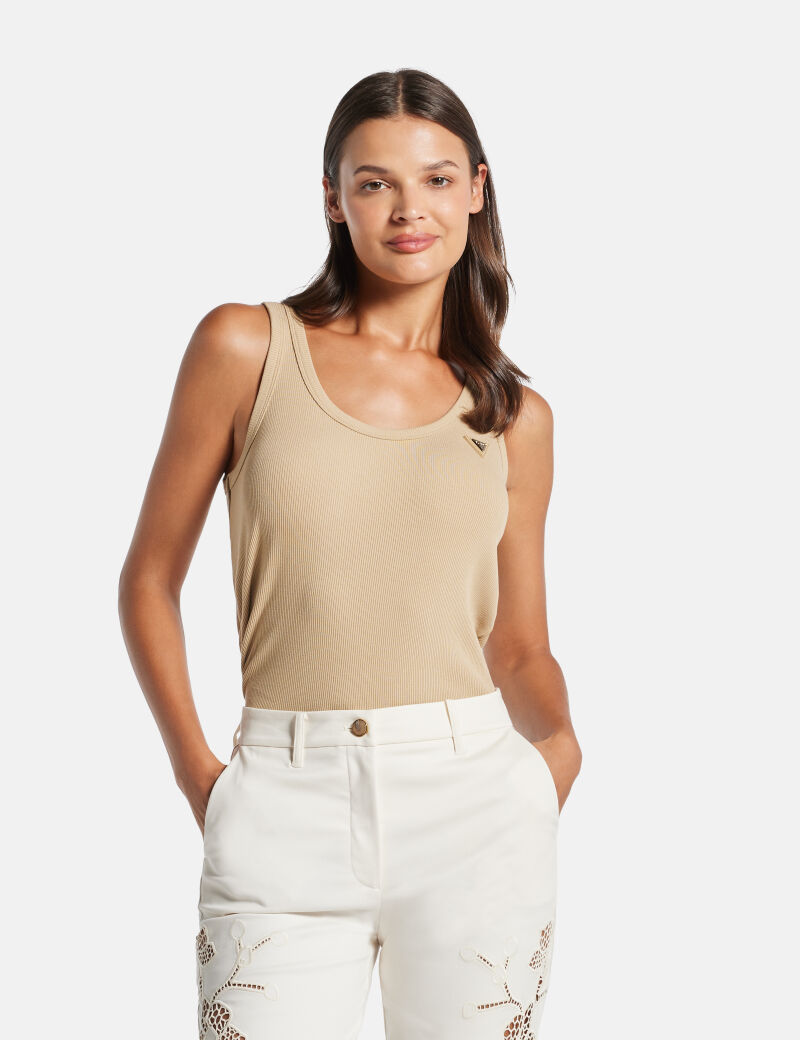 قميص بدون أكمام محبوك