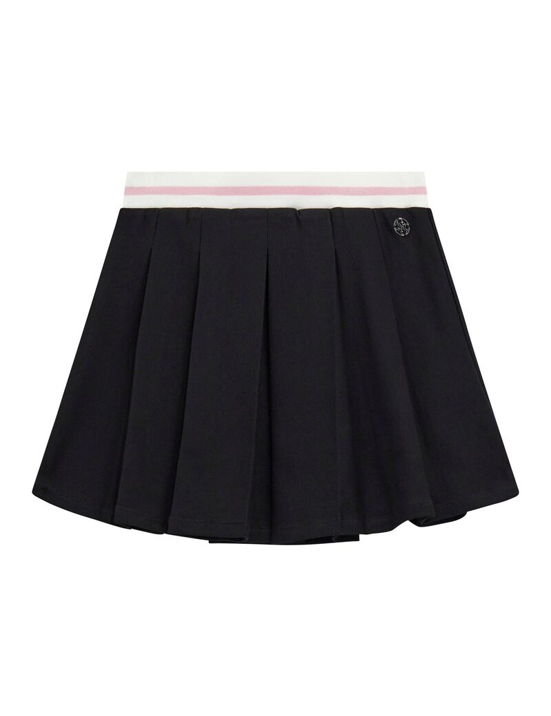 تنورة قصيرة مطوية