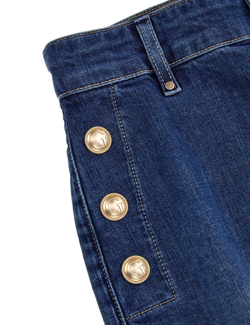 بنطلون جينز واسع بأزرار مكشوفة