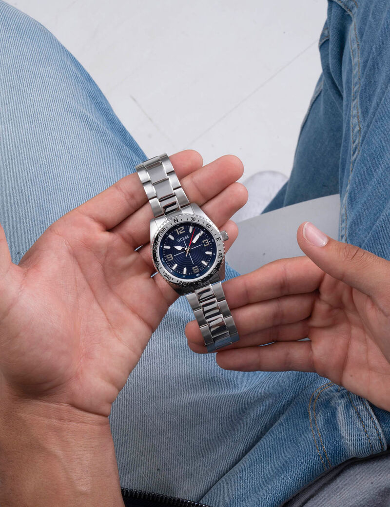 ساعة تناظرية كلاسيكية