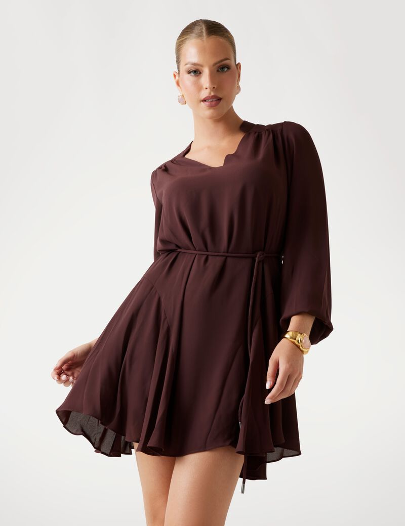 Flowing flounced dress