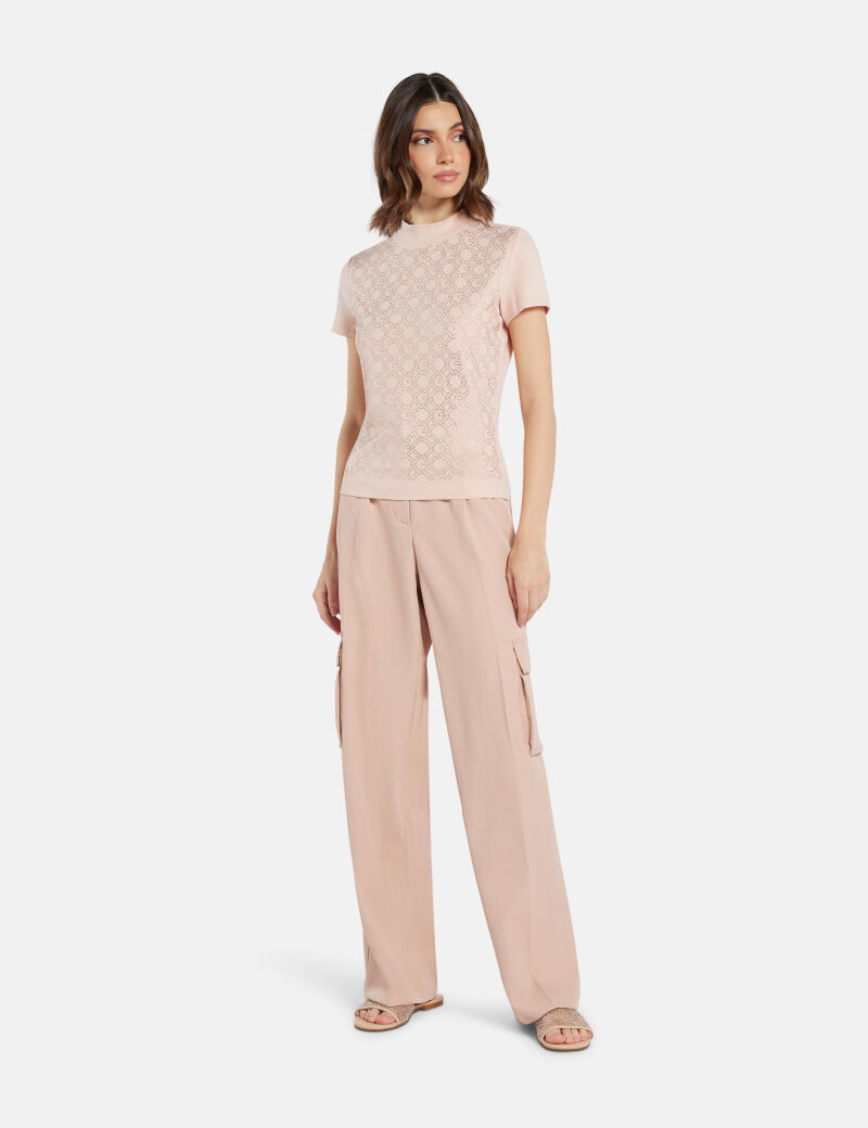 تي شيرت بسلسلة بشعار الماركة على كامل التصميم