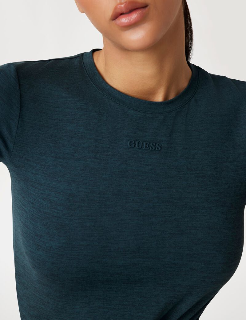 تي شيرت ضيق بشعار الماركة