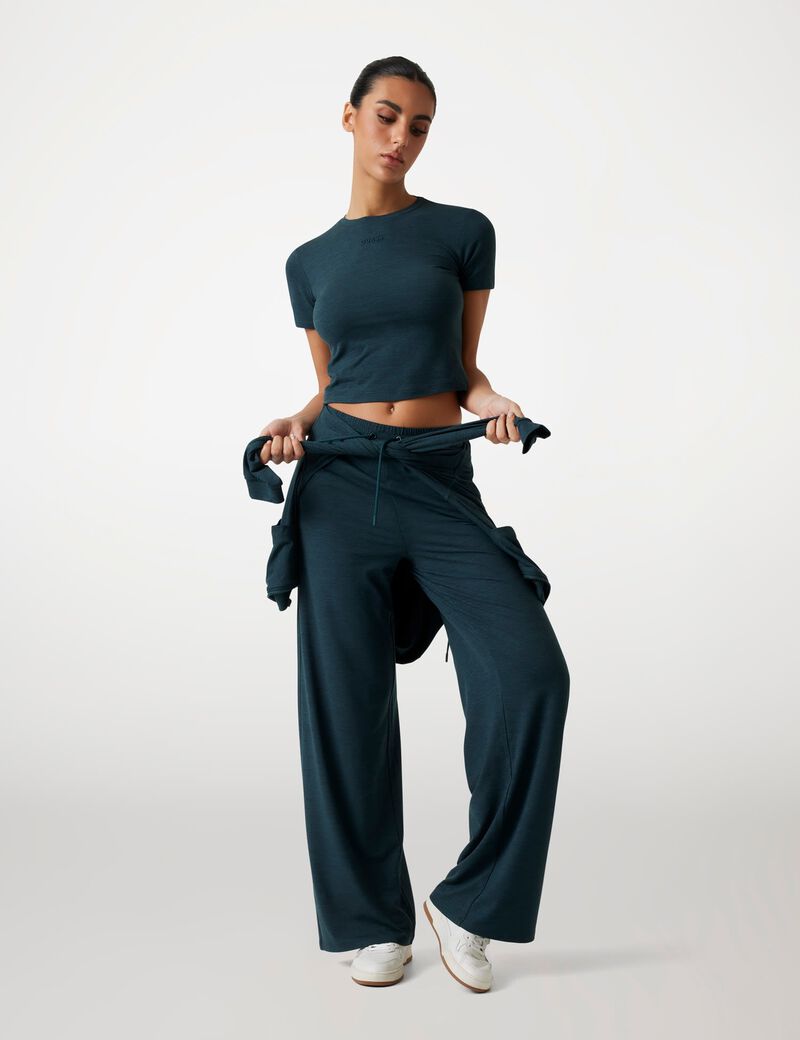 تي شيرت ضيق بشعار الماركة