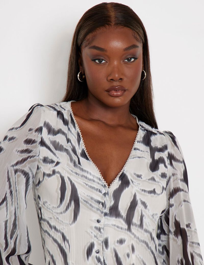 بلوزة بطبعة حمار الوحش