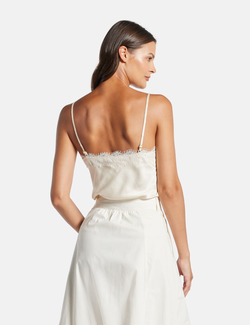 قميص داخلي من الدانتيل