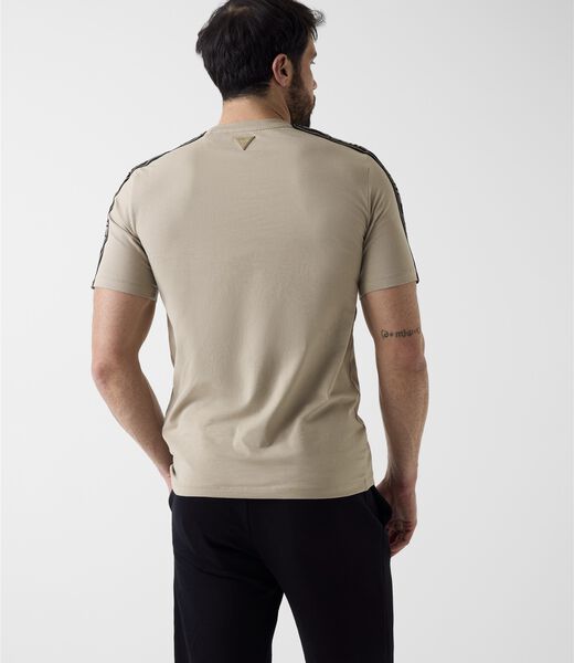 تي شيرت مطاطي بشعار أمامي