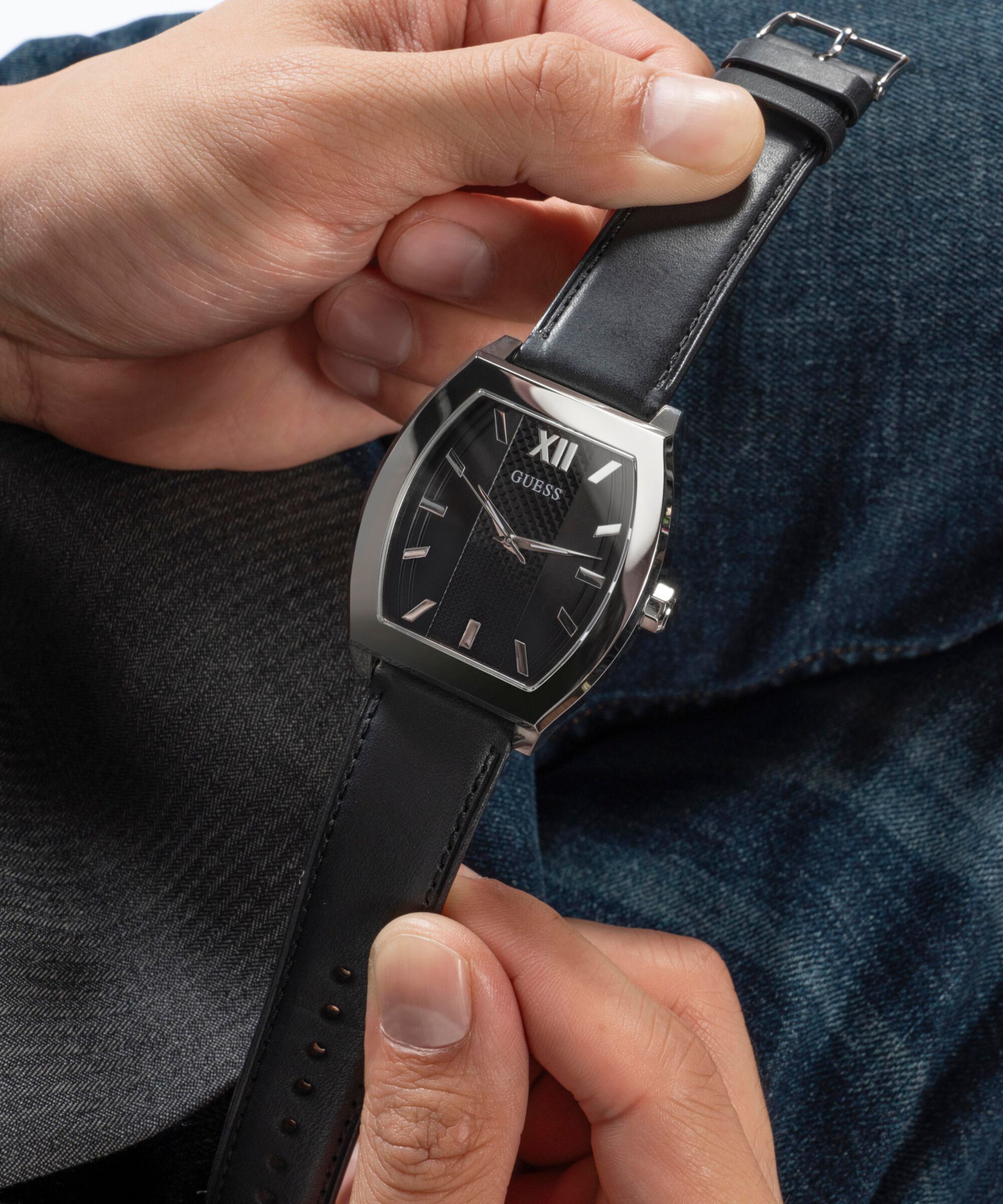 Shop GUESS Online Analogue watch in genuine leather