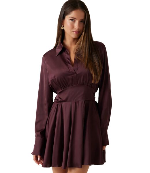 فستان قصير من الساتان بتصميم ملائم وواسع من الأسفل