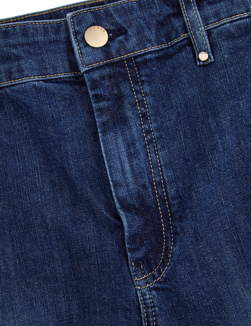 بنطلون جينز واسع بأزرار مكشوفة