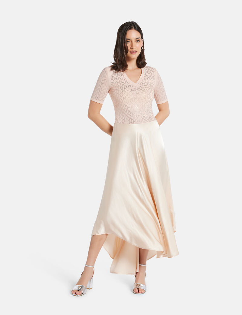 بلوزة أريا ذات أكمام 3/4 وفتحة رقبة على شكل حرف V