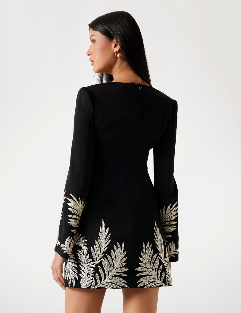 فستان قصير مطرز