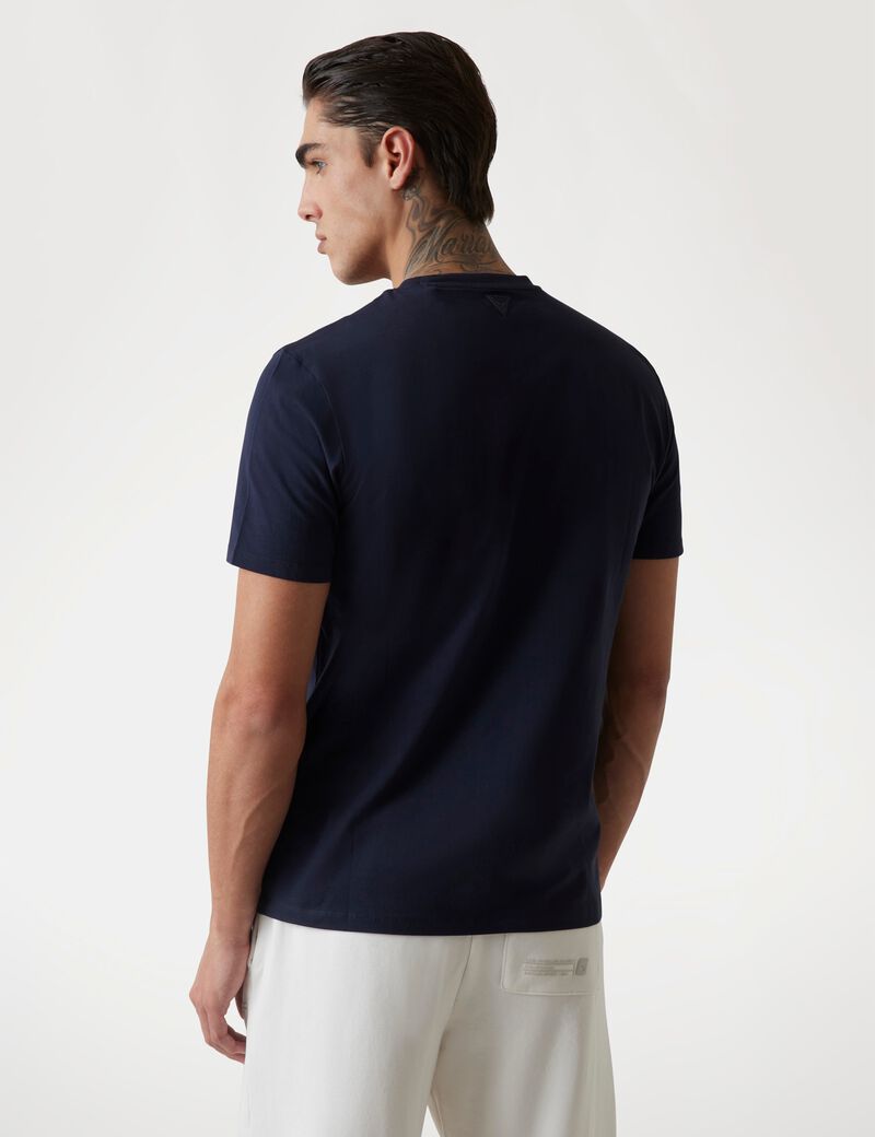 تي شيرت بشعار أمامي